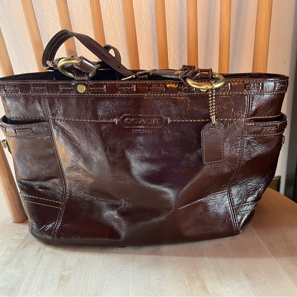 Glam up your daily errands with this vintage Coach purse! Perfect off shoulder!